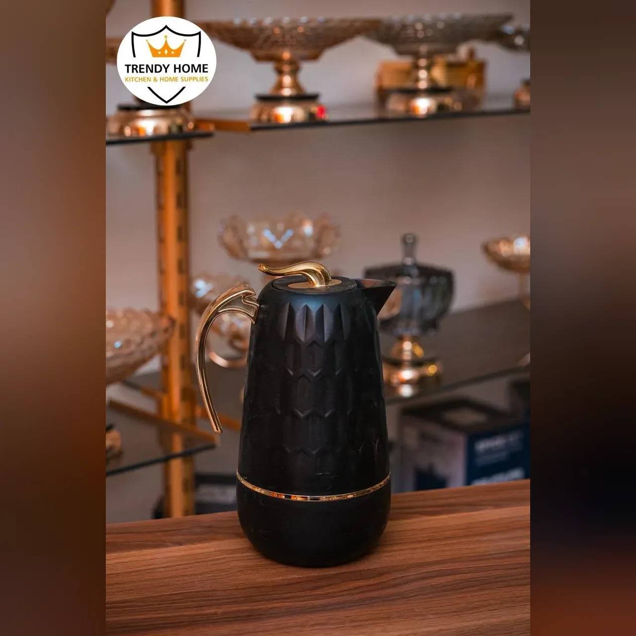 ترموس قهوة أسود بمقبض ذهبي