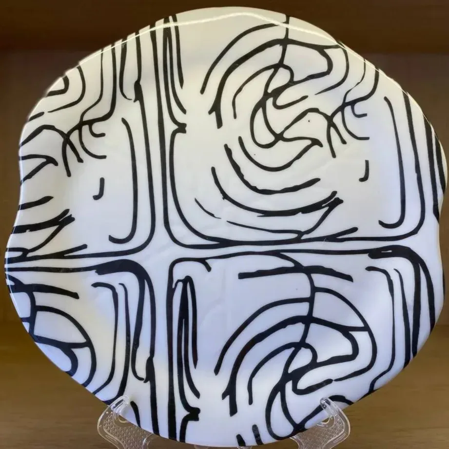 طبق أبيض برسمة أبيض وأسود